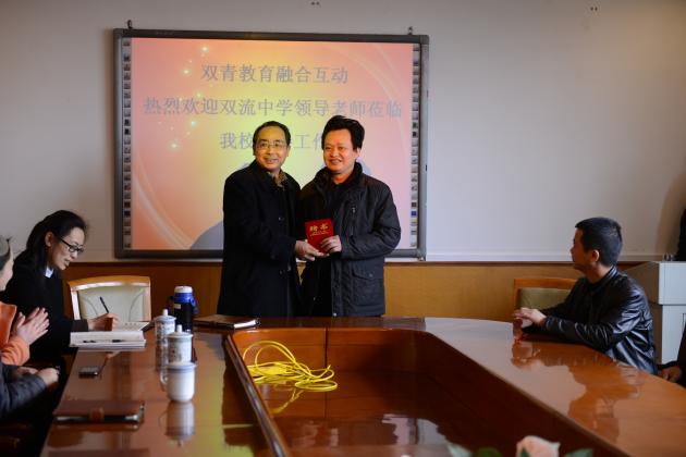 雙流中學(xué)教育代表團(tuán)訪問青白江區(qū)大彎中學(xué)