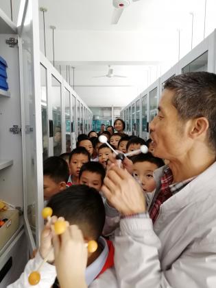  老師給小朋友們介紹實(shí)驗(yàn)器材