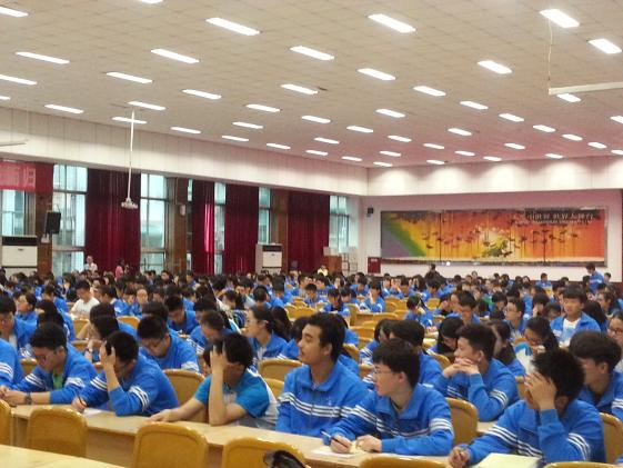 同學(xué)位認(rèn)真聆聽(tīng)