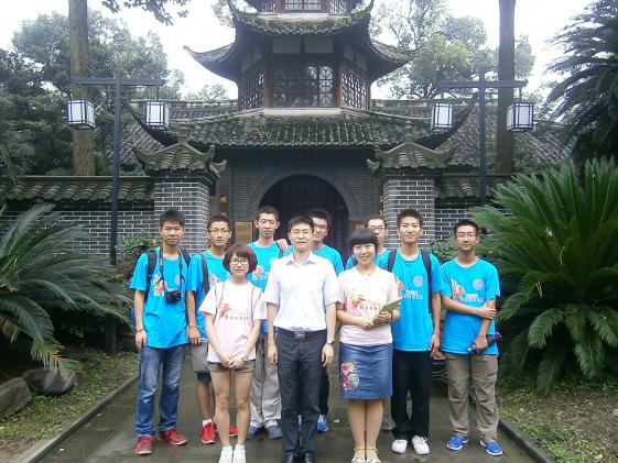 鐘樓前合影留念