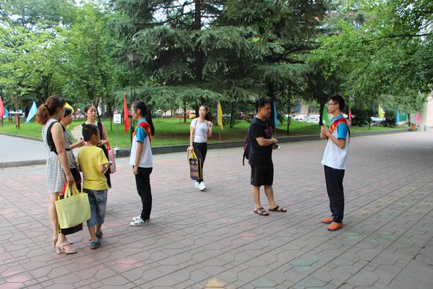 學(xué)生志愿者熱情服務(wù)