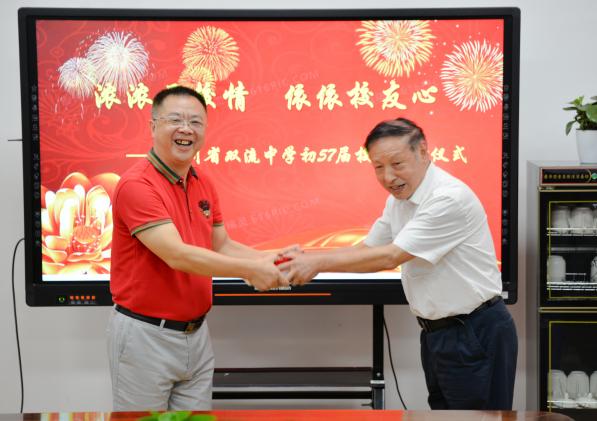 雙流中學(xué)校友陳激為學(xué)校捐贈物品