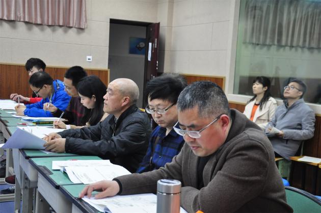 認(rèn)真聽課的教師