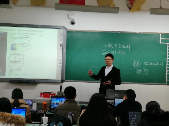 培訓教師耐心示范