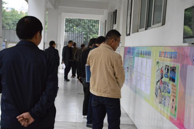 考察團(tuán)老師們被雙中的走廊文化所吸引