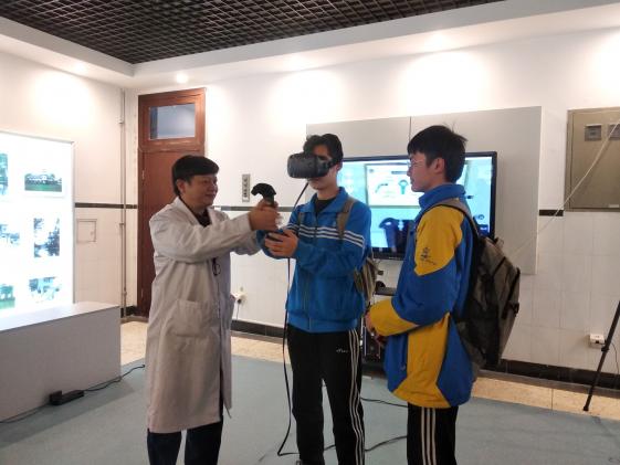 同學(xué)們用VR人體模擬驗設(shè)備抓起人體“器官”