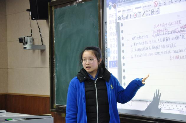 學(xué)生上臺(tái)展示