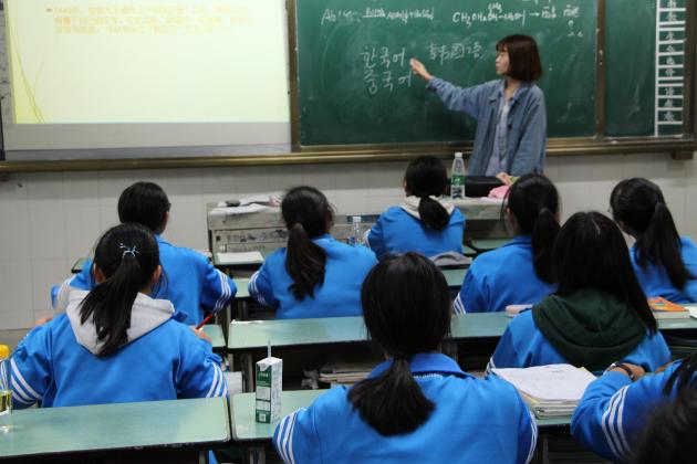 學生一絲不茍的聽課