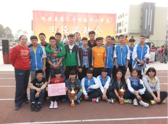 運(yùn)動(dòng)員與教練合影