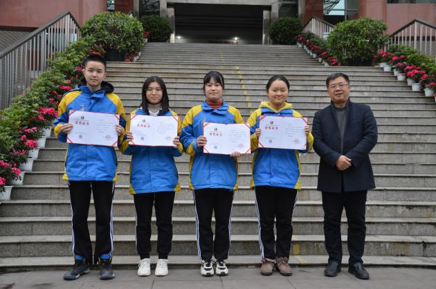 龍清明校長與獲獎同學(xué)合影