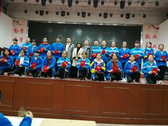 向發(fā)友副書記為優(yōu)秀學(xué)生干部頒獎(jiǎng)