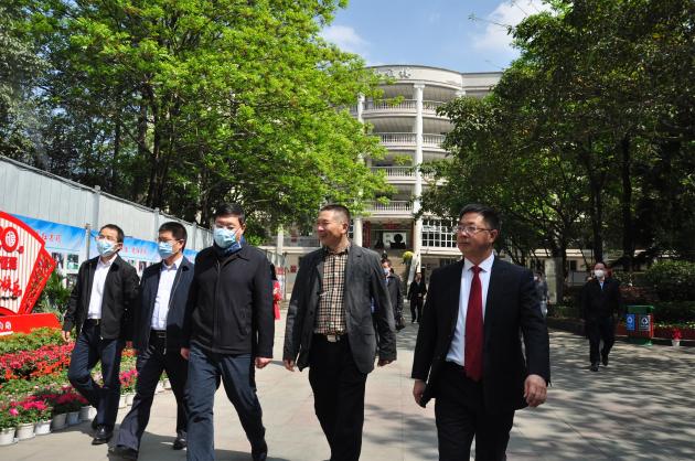 四川省教育廳副廳長崔昌宏一行赴雙流中學(xué)督查