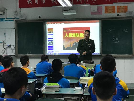 大學(xué)先修課程-國防基礎(chǔ)與軍事教育班級課堂掠影