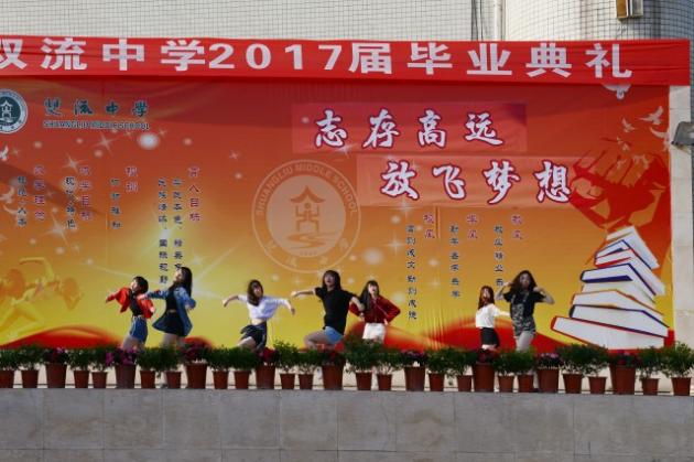 雙中舞蹈社為高三學(xué)子吶喊助威