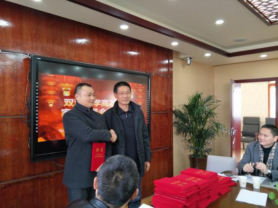 向發(fā)友書記為家委會(huì)主任頒發(fā)證書