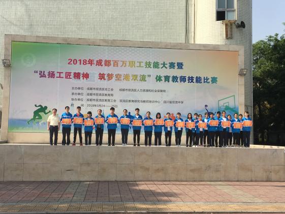 龍清明校長與獲獎班級合影