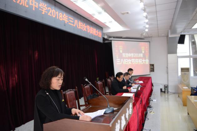 后勤職工代表唐會(huì)群老師發(fā)言