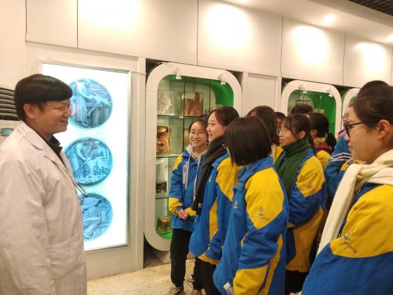 人體科學(xué)實驗室教授認真為同學(xué)們講課