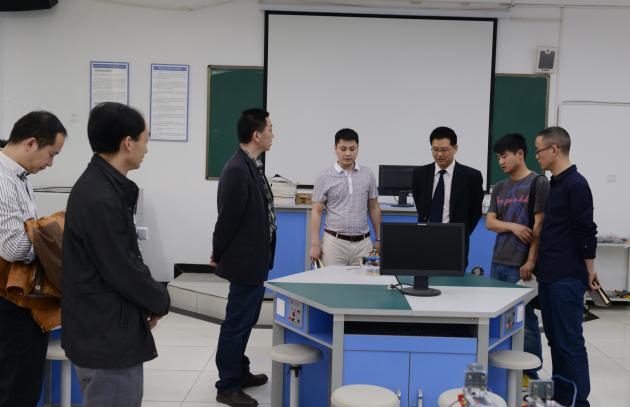 參觀通用技術(shù)實(shí)驗(yàn)室建設(shè)