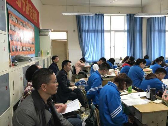 歷史研培員匡世國(guó)老師進(jìn)班聽(tīng)課