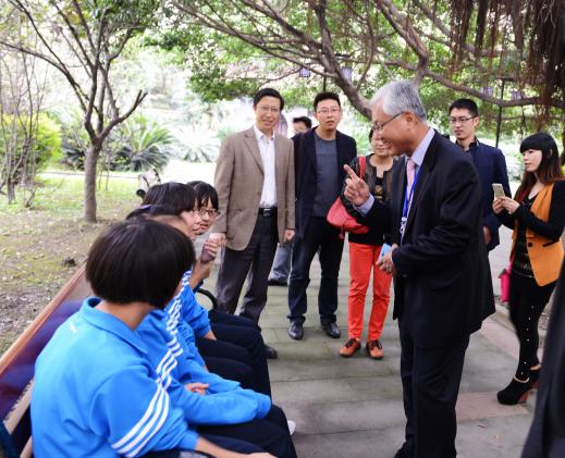 與雙中學(xué)生親切交談