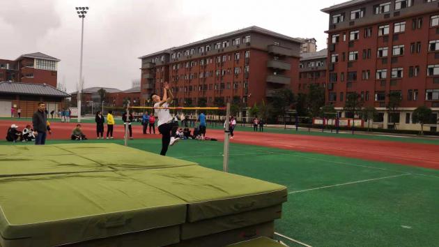 鄧翔同學比賽跳高