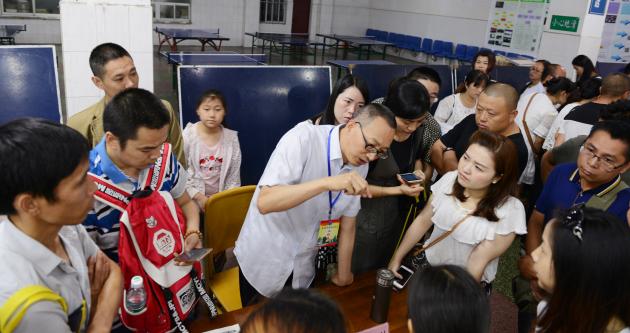 楊朝軍老師與家長深入交流