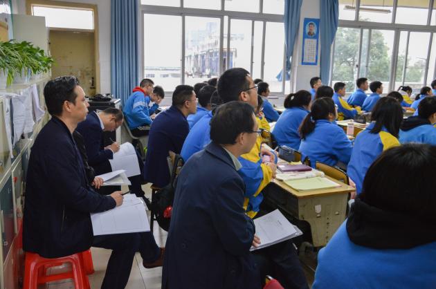 老師們認(rèn)真聽(tīng)課