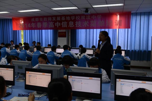 雙流中學(xué)牟婭老師運(yùn)用Moodle（魔燈）平臺引導(dǎo)學(xué)生進(jìn)行自主學(xué)習(xí) 