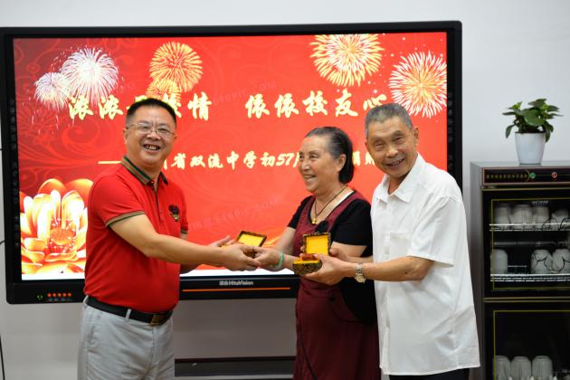 雙流中學(xué)校友為學(xué)校捐贈物品