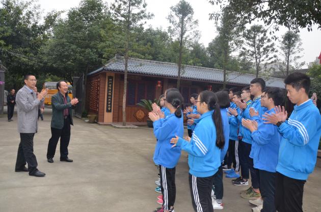 趙文清館長(zhǎng)和學(xué)生交流