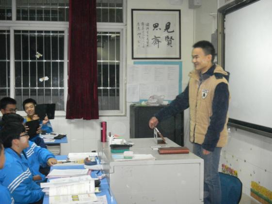 志愿者在班級(jí)宣傳