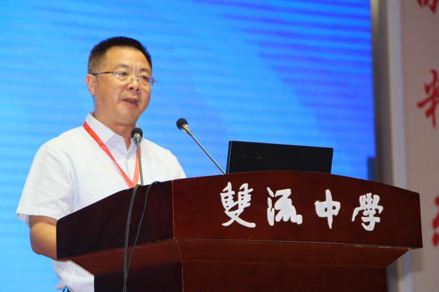 雙流中學(xué)全面主持學(xué)校工作的龍清明副校長(zhǎng)致辭