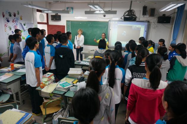 Diane副院長(zhǎng)聆聽高一6班的歌聲