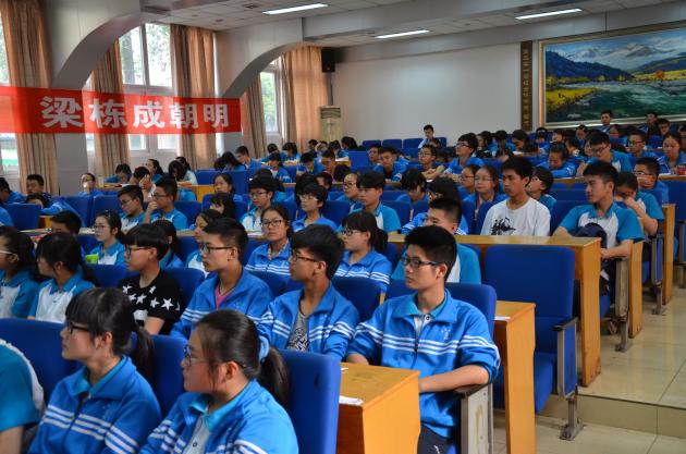 同學(xué)們聚精會(huì)神的聆聽