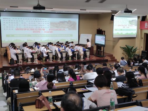 認(rèn)真聽課教師