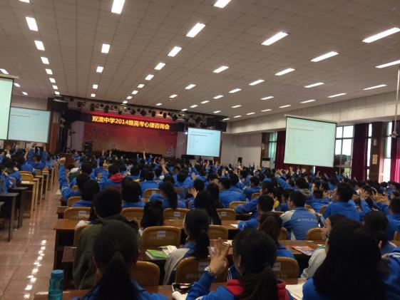 張老師與學(xué)生互動(dòng)