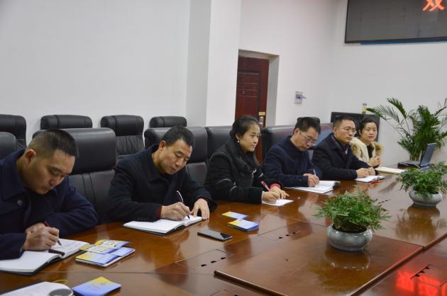 學校相關人員認真聆聽