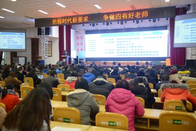 認真聆聽的教師