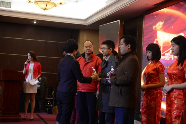 校團(tuán)委書(shū)記魏東老師代表學(xué)校領(lǐng)獎(jiǎng)