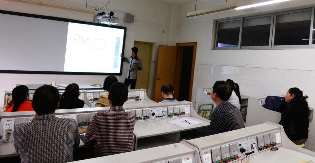 老師們認(rèn)真接受培訓(xùn)