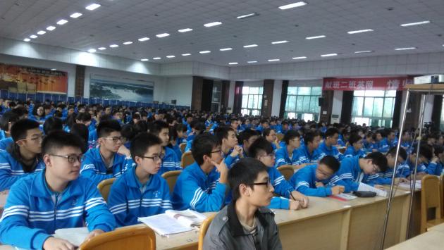 學(xué)生專心聽(tīng)講