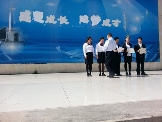 熊偉校長為優(yōu)秀指導老師頒發(fā)榮譽證書