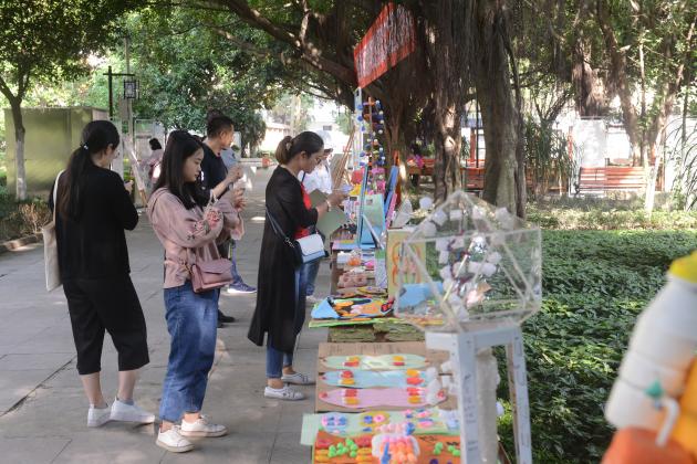 展示在雙流中學(xué)的各學(xué)校的學(xué)生作品