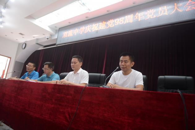 優(yōu)秀青年教師代表趙一凡分享經驗