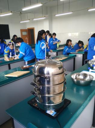 陳維老師開(kāi)設(shè)的選修課《營(yíng)養(yǎng)與健康》