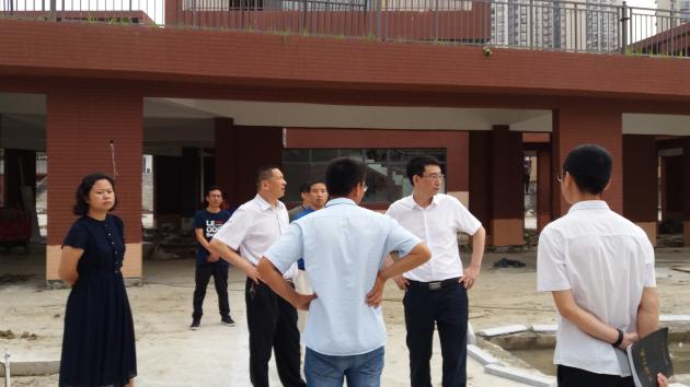 視察教學(xué)樓