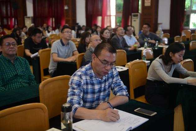 認(rèn)真聆聽的與會老師