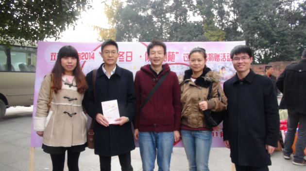 我校師生在捐贈(zèng)現(xiàn)場(chǎng)留影