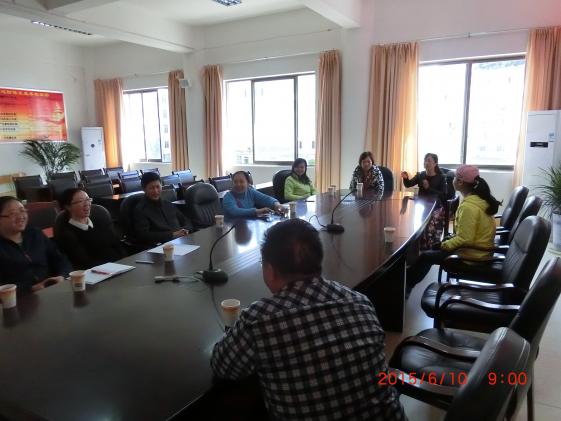 雙流中學的老師們與馬爾康中學的老師們相互交流學習